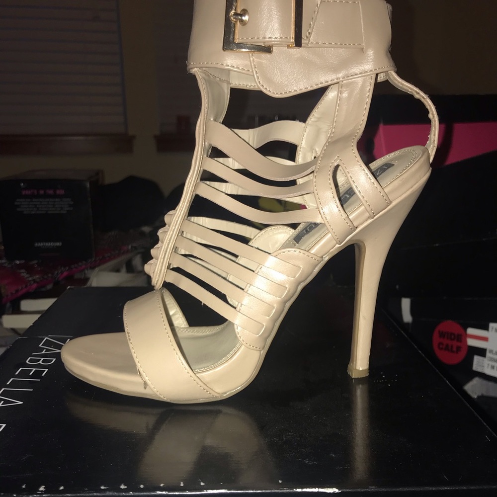 Nude cutout heel
